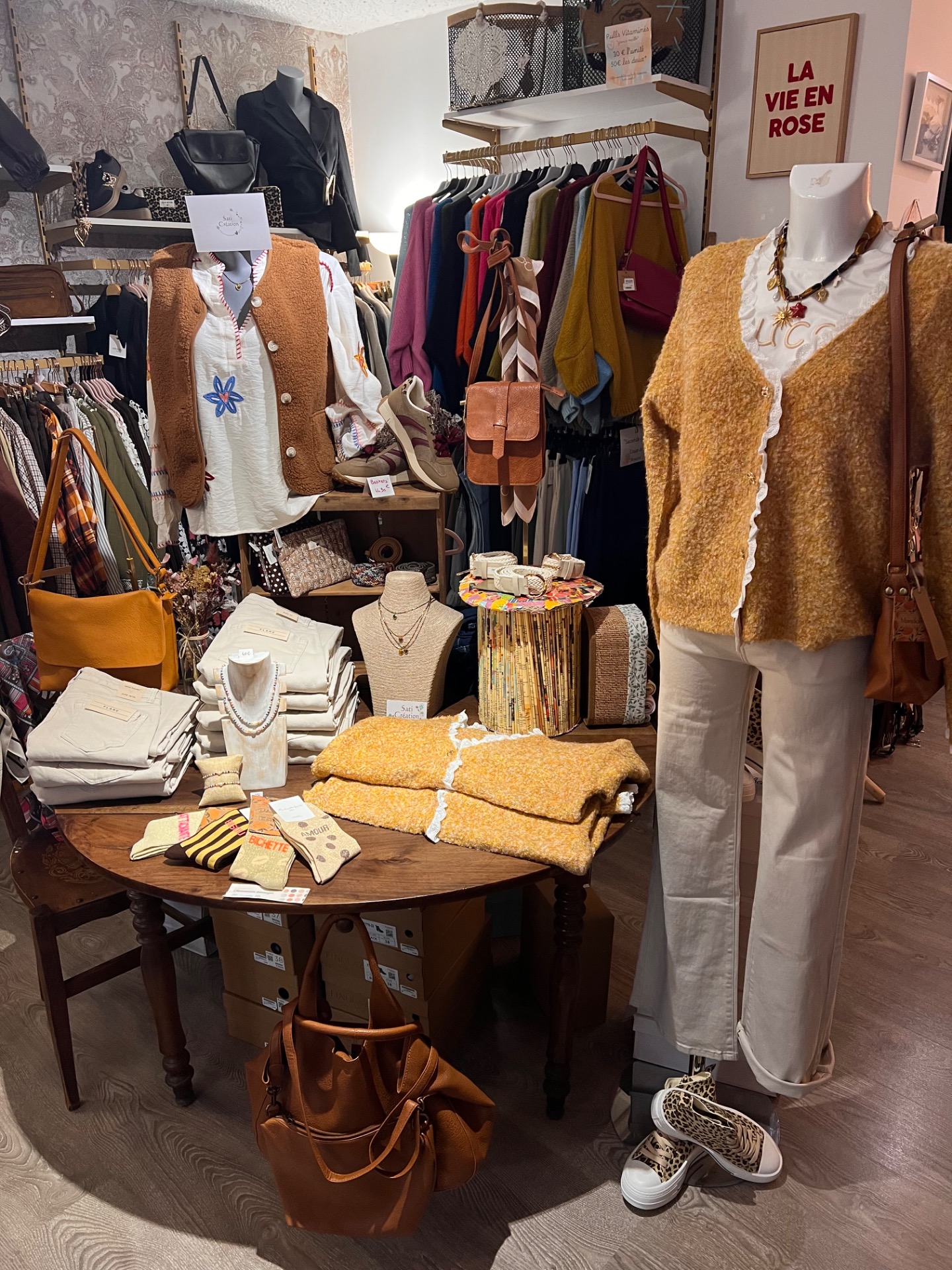 Intérieur de la boutique de prêt-à-porter féminin Un Temps pour Elles à Berneuil, près de Saintes